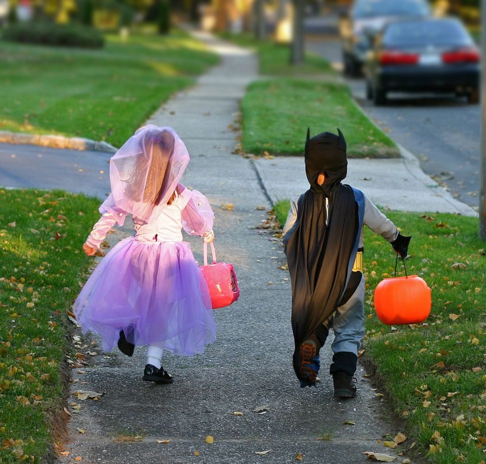 10 Tips to Protect Kids from Cars While Trick-or-Treating